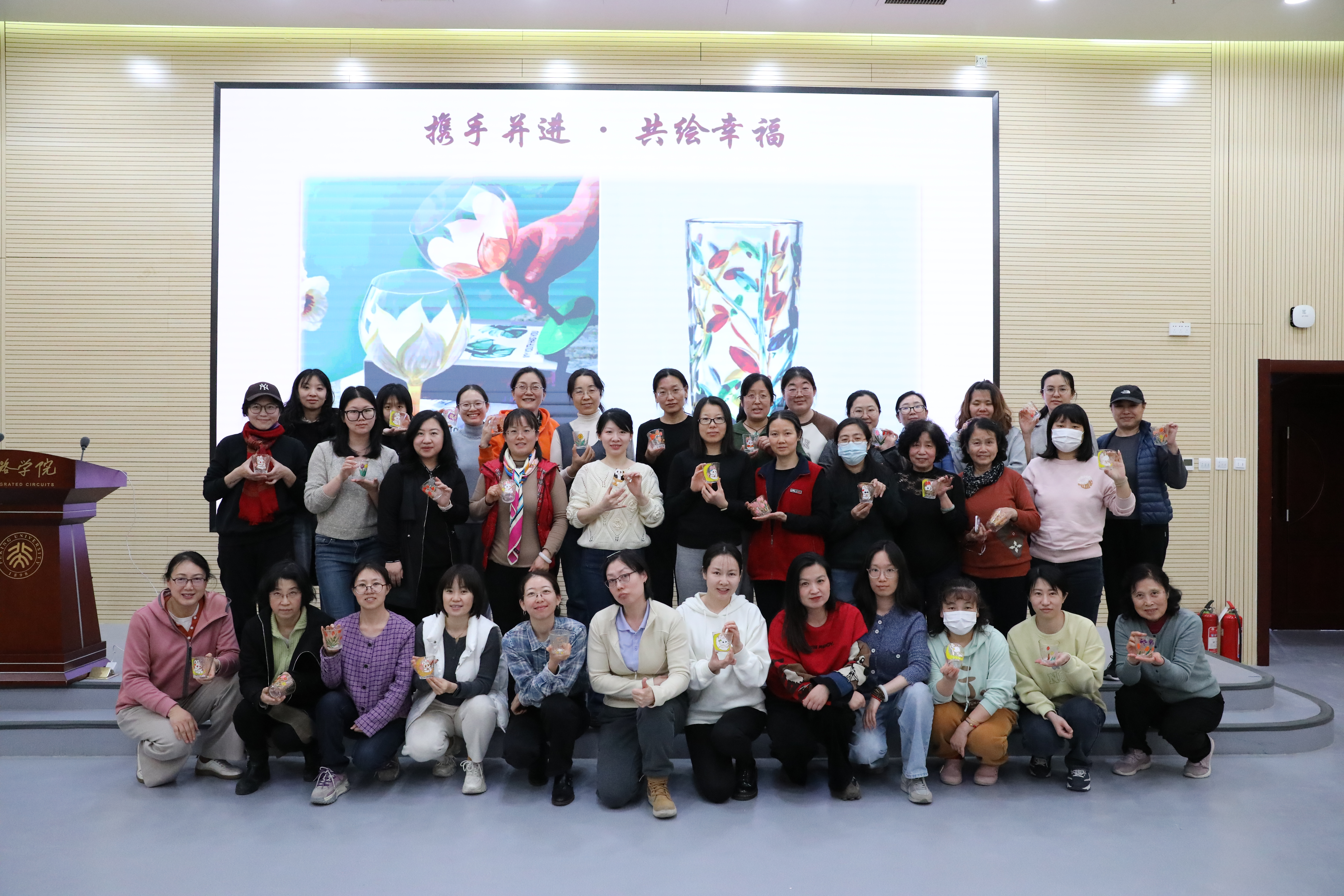 20250304“彩绘琉璃,芯光璀璨”-bat365官方网站工会“共绘幸福”玻璃杯彩绘活动.JPG